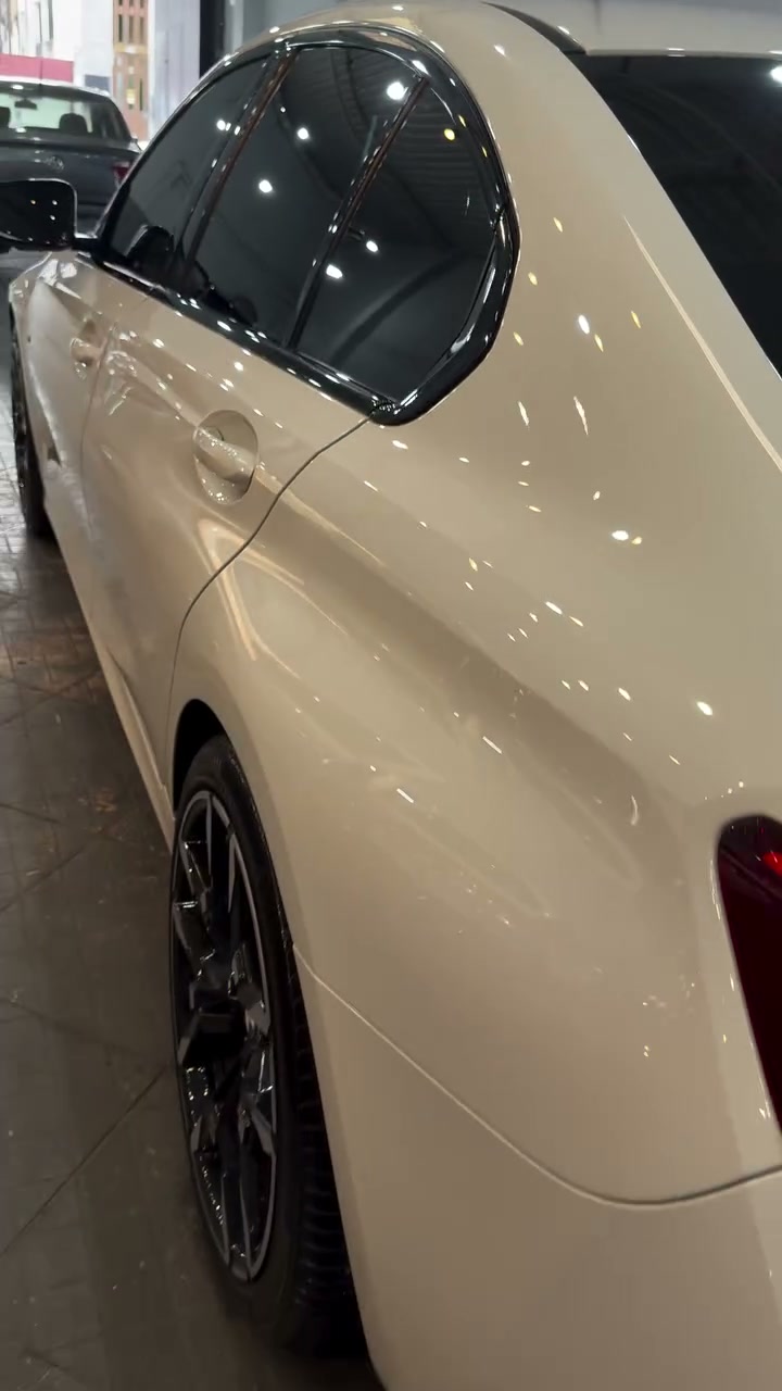 Lateral de BMW branco com pintura polida e vitrificada