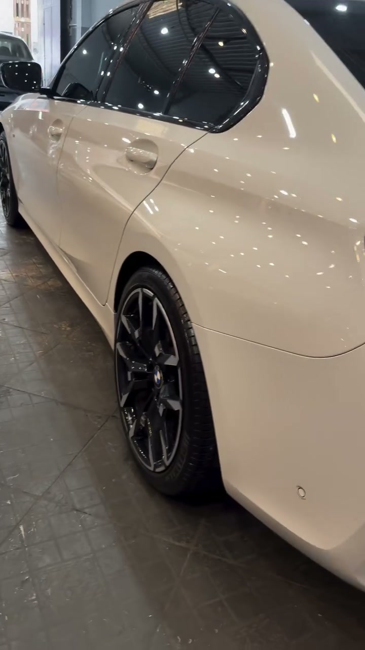 BMW branco polido refletindo as luzes