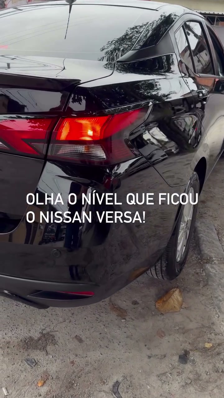 Nissan Versa preto com pintura espelhada