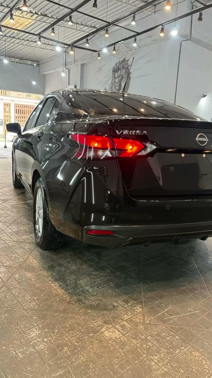 Traseira de Nissan Versa preto vitrificado na oficina