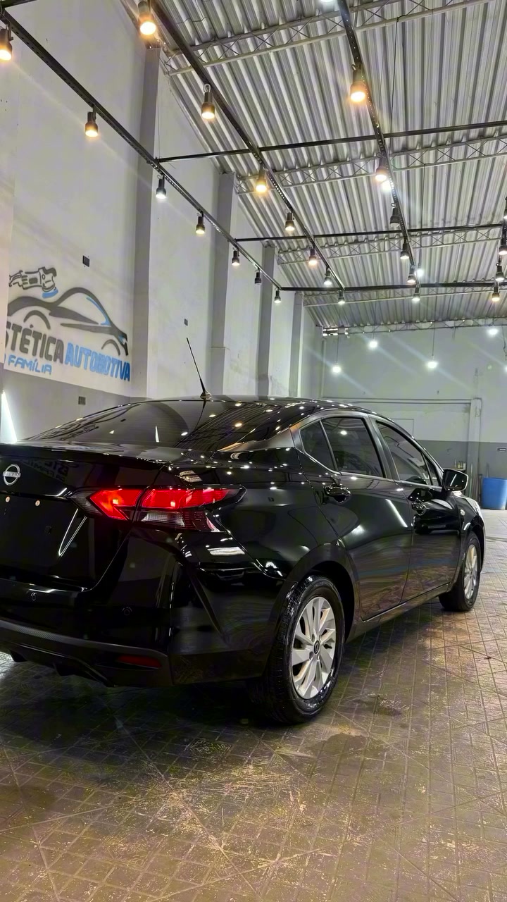Nissan Versa preto com brilho profundo