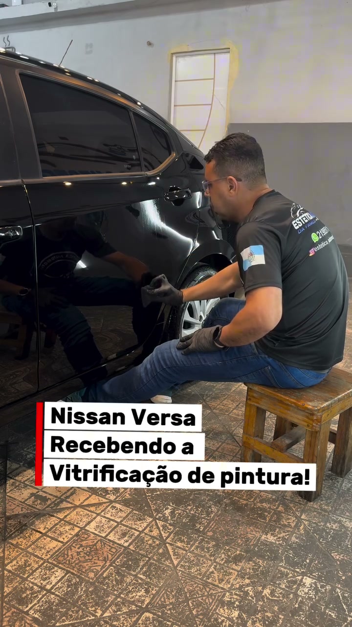 Profissional aplicando vitrificação em sedan preto